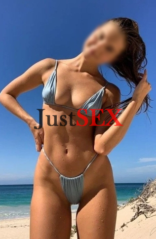 סקסית ועצמאית, צמיחה נמוכה עם שדיים יפים